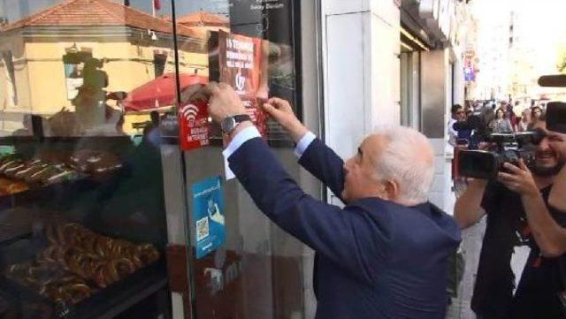 İstiklal Caddesi'nde Mağazalara 