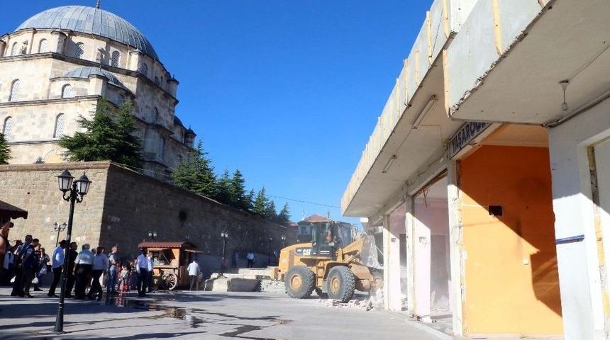 B&uuml;y&uuml;k Cami Etrafında Bulunan İşyerlerinin Yıkımına Başlanıldı