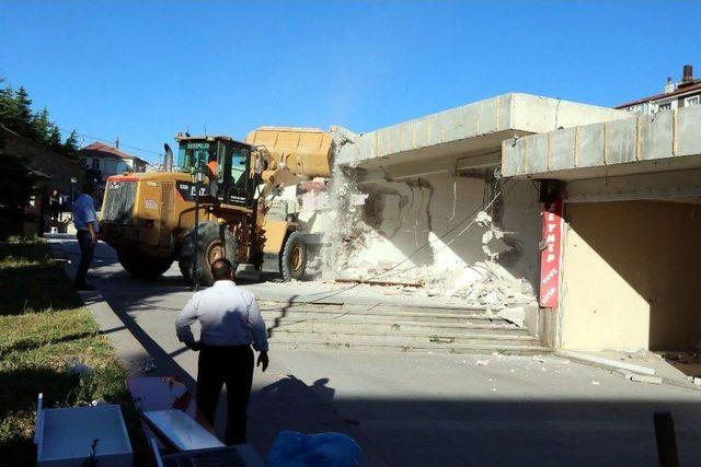 Büyük Cami Etrafında Bulunan İşyerlerinin Yıkımına Başlanıldı