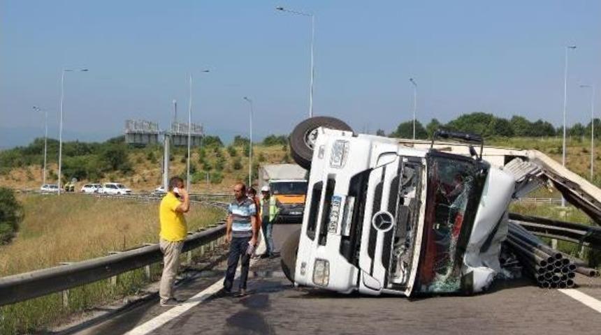 Tem Bağlantı Yolunda Devrilen Tır'ın S&uuml;r&uuml;c&uuml;s&uuml; Yaralandı