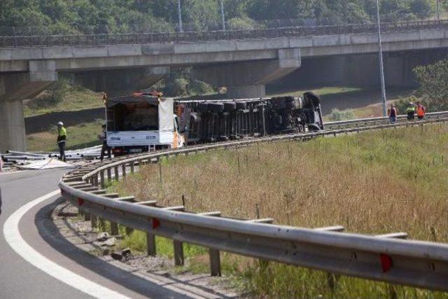 Tem Bağlantı Yolunda Devrilen Tır'ın Sürücüsü Yaralandı