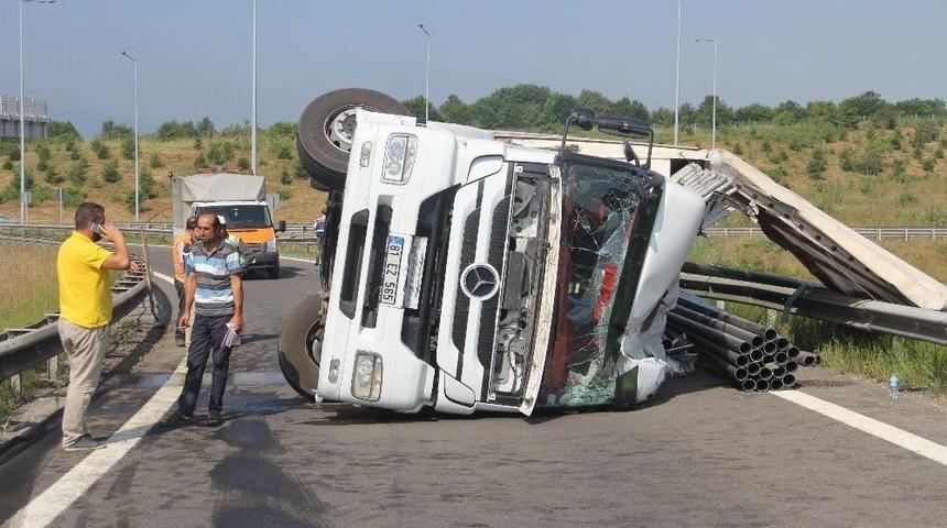 Virajı Alamayan Tır Devrildi: 1 Yaralı