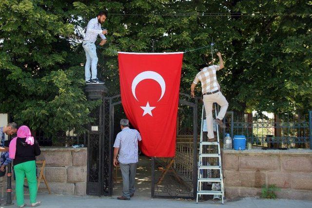 Teröristlerin Evinde 3 Kilo Tnt Patlayıcı Ve Canlı Bomba Yeleği Bulundu