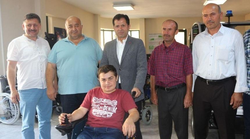 Altunyaldız&rsquo;dan Engelli Gence Anlamlı Hediye