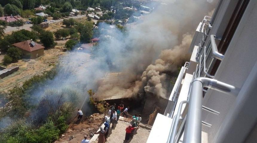 Yangın Odunluğu K&uuml;l Etti