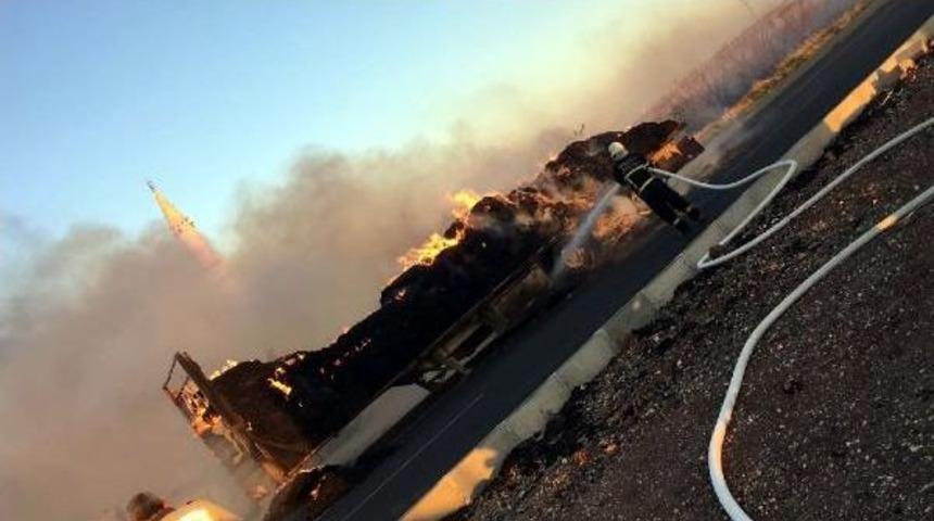 Kilis'te Saman Y&uuml;kl&uuml; Tır'da Yangın