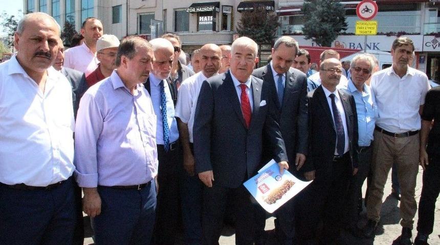 İstanbul&rsquo;da Esnafın Vitrinine 15 Temmuz Posterleri Asıldı