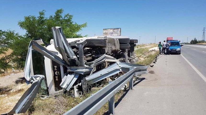 Karaman&rsquo;da Tır Devrildi: 1 Yaralı