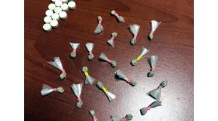 Uyuşturucu Hap Ve Eroinle Yakalandı