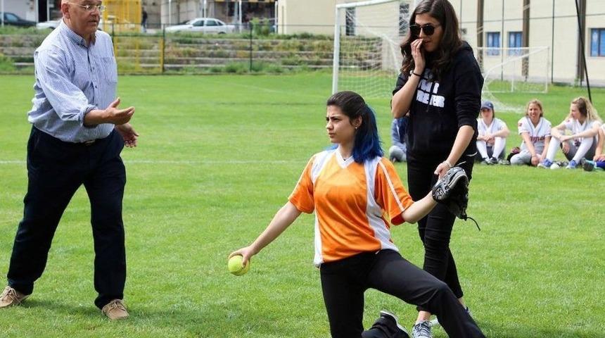 Osmaniyeli Gen&ccedil; Softbolc&uuml;, D&uuml;nya Şampiyonası&rsquo;na Katılacak