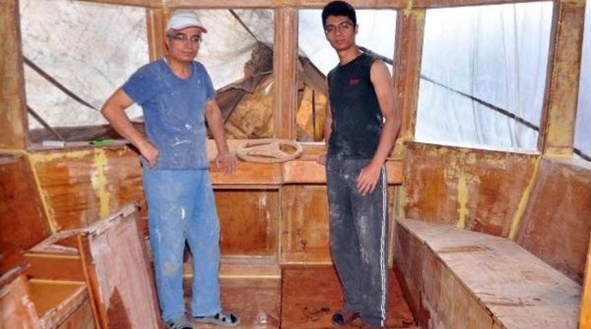 Evinin Bah&ccedil;esinde 10 Yıl &Ccedil;alışarak Tekne Yaptı