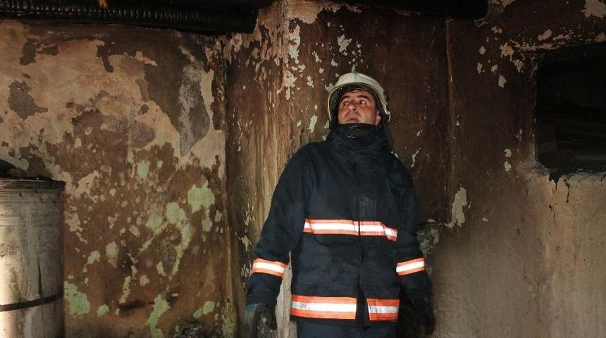 Ekmeklikte &Ccedil;ıkan Yangında 2 Kadın Hastanelik Oldu