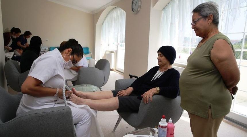 Huzurevi Sakinlerine Güzellik Bakımı