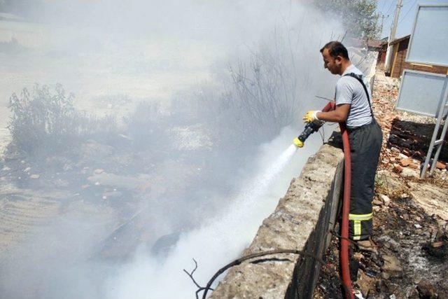 Antalya’da Ot Çalı Yangını Korkuttu