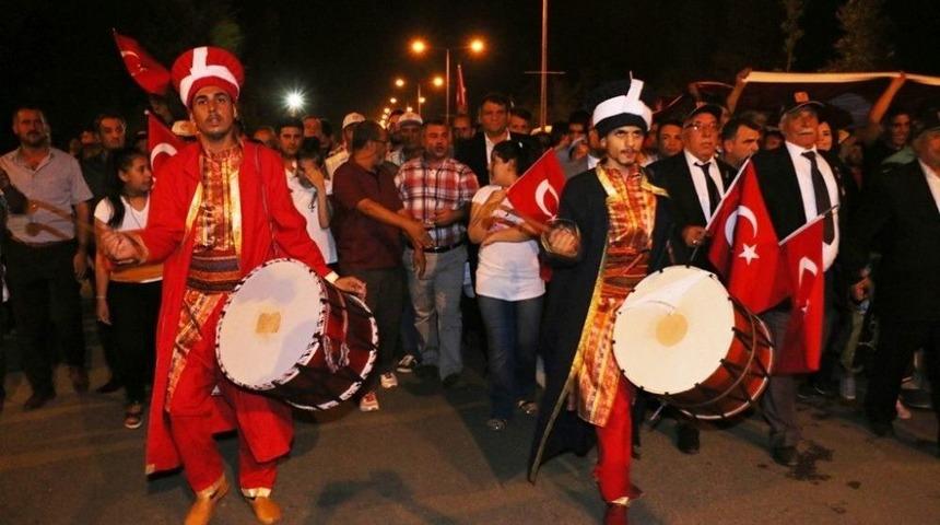 Akçakale’de Binler Demokrasi İçin Yürüdü