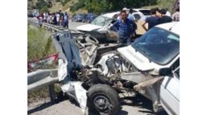 &Ccedil;orum&rsquo;da İki Otomobil &Ccedil;arpıştı: 1 &Ouml;l&uuml;, 1 Yaralı