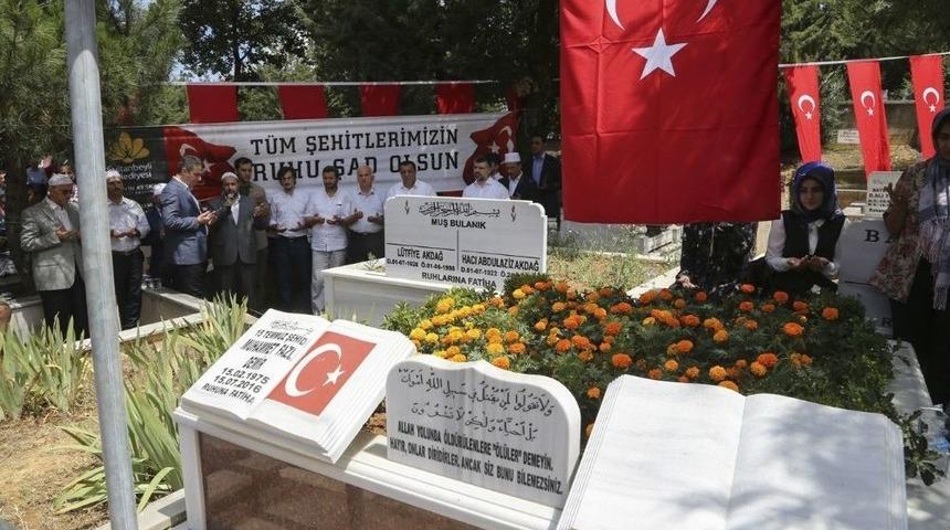 Sultanbeyli&rsquo;de Şehitlerin Kabirleri Ziyaret Edildi