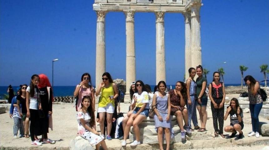 Manavgat Belediyesi&rsquo;nden Kız &Ouml;ğrencilerine Yaz Kampı