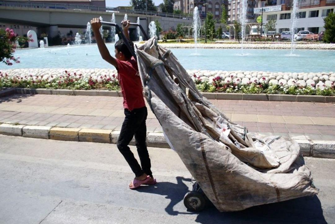 Suriyeli Abdurrahman&rsquo;ın S&uuml;s Havuzu Keyfi