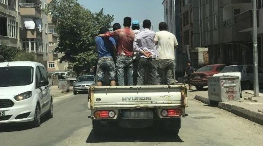 İş&ccedil;ilerin Kamyonet Kasasında Tehlikeli Yolculuğu