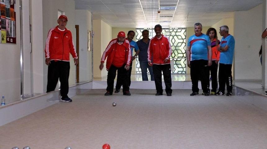Yaşlılar &rsquo;bocce&rsquo; M&uuml;sabakasında Karşılaştı