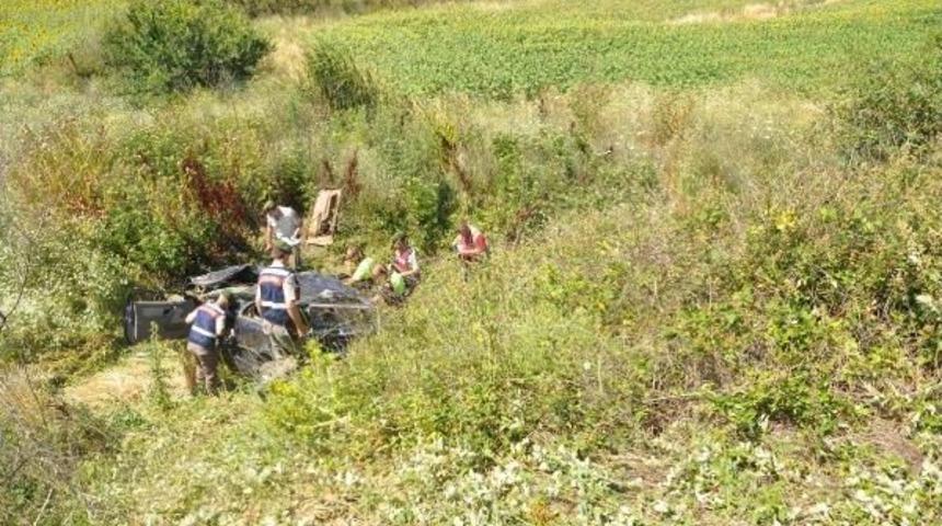 Tarlaya U&ccedil;an Otomobilin S&uuml;r&uuml;c&uuml;s&uuml; Ağır Yaralandı