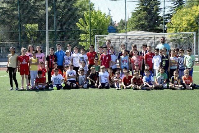 Tepebaşı’nın Futbolcu Kızları İddialı