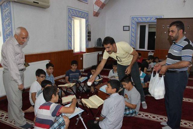 İmam Hatip Lisesi Mezunlarından Kuran Kursu &Ouml;ğrencilerine Dondurma İkramı 1