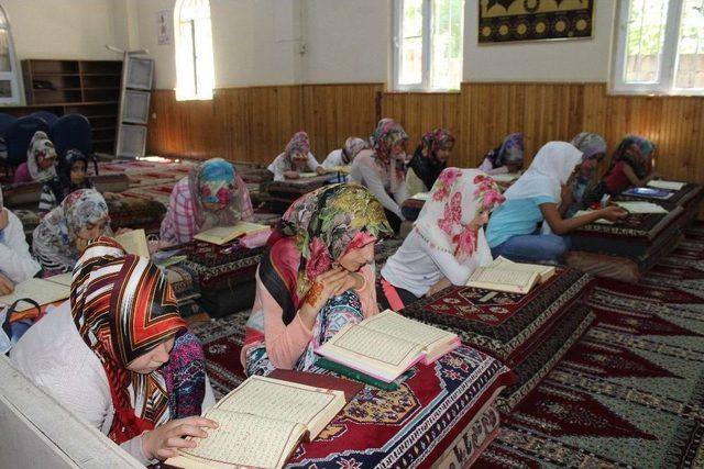 İmam Hatip Lisesi Mezunlarından Kuran Kursu &Ouml;ğrencilerine Dondurma İkramı 3