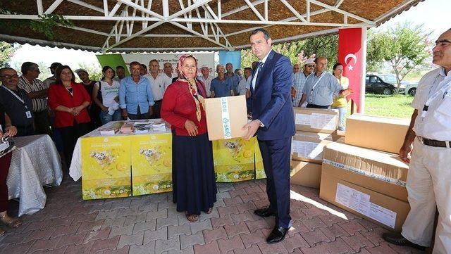 &Uuml;reticilere Akdeniz Meyve Sineğine Karşı Tuzak Dağıtıldı 1