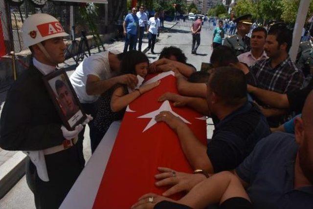 Cinnet Getiren Erin Şehit Ettiği 2 Asker, İzmir'de Toprağa Verildi