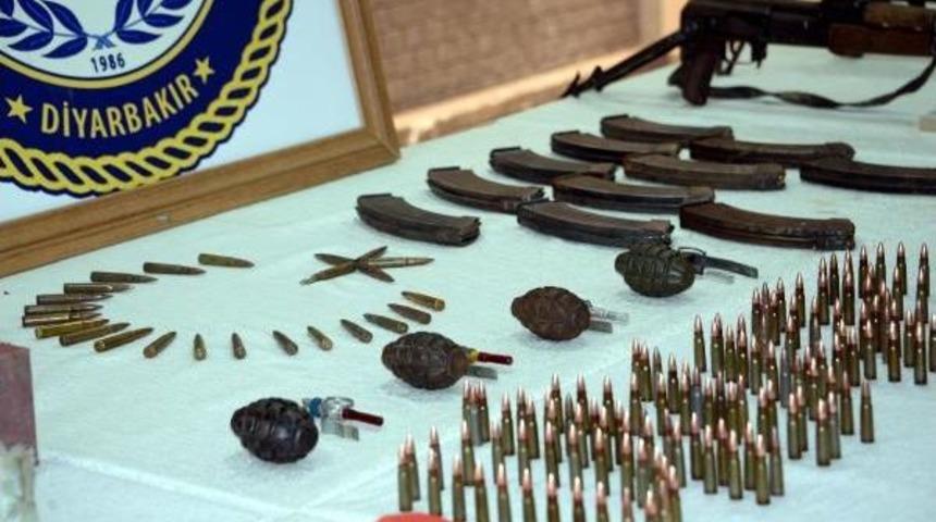 Diyarbakır'da Evin Havalandırma Boşluğundan Cephanelik &Ccedil;ıktı