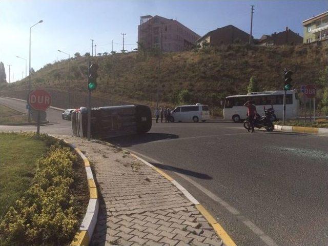 Ambulansla Kamyonet Çarpıştı: 1 Yaralı