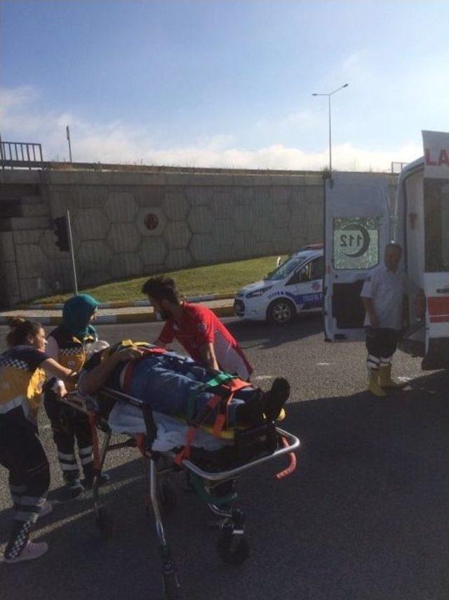 Ambulansla Kamyonet Çarpıştı: 1 Yaralı