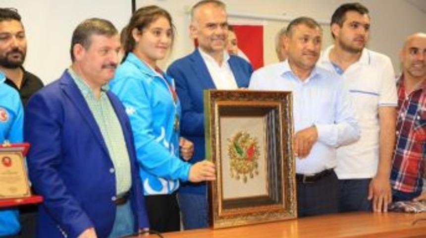 Avrupa Şampiyonu B&uuml;şra, T&uuml;rk Bayrağını Dalgalandırdı