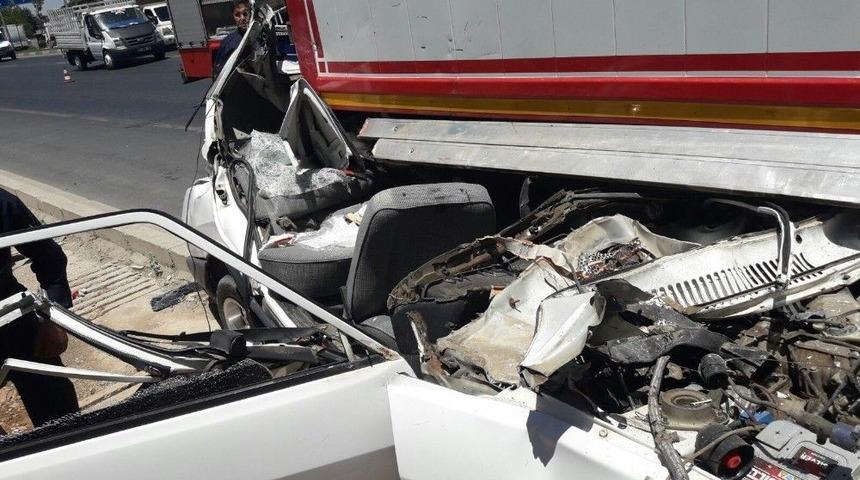 Kamyona Arkadan &Ccedil;arpan Otomobil Kağıt Gibi Ezildi: 1 &Ouml;l&uuml;