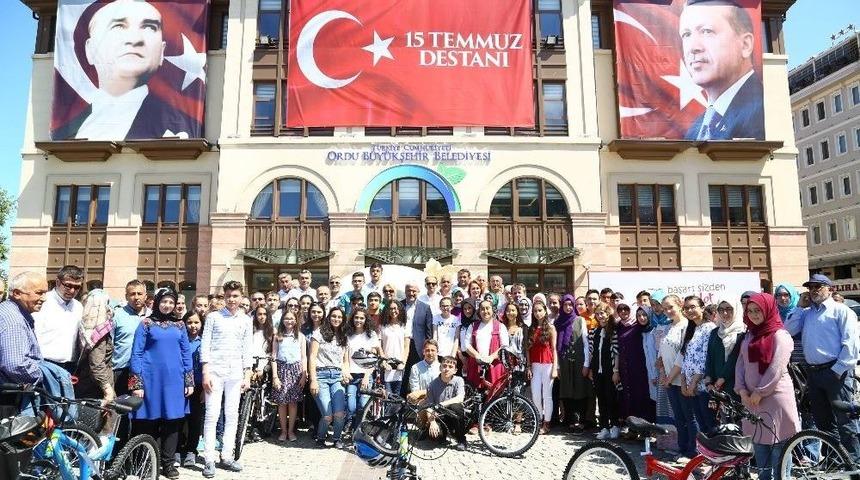 &Ouml;ğrencilere Teog &Ouml;d&uuml;l&uuml;