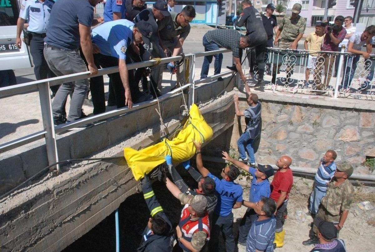 Sulama Kanalına D&uuml;şen Otomobilde Kaybolan Gencin Cansız Bedeni Bulundu