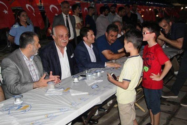 İskenderun’da Demokrasi Nöbeti Başladı