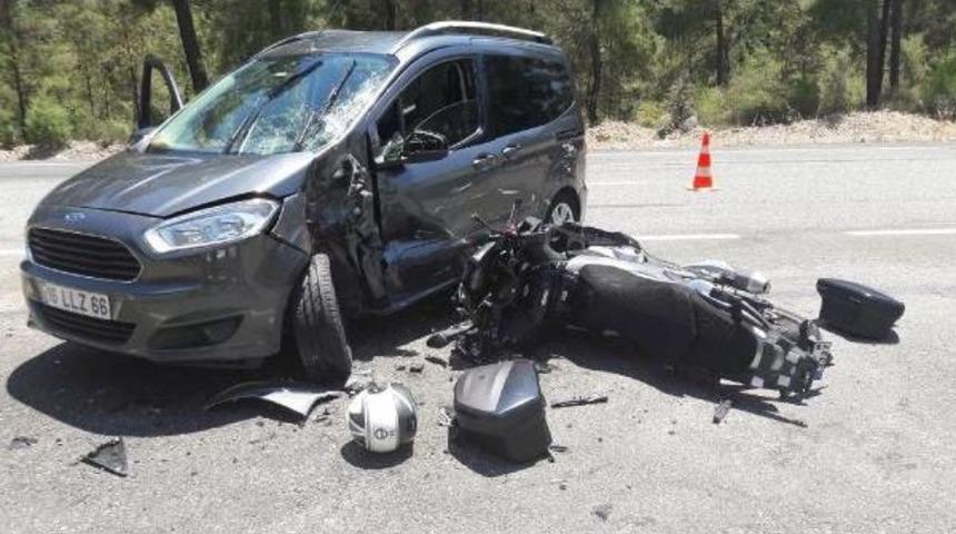 Otomobile &Ccedil;arpan Motosikletin S&uuml;r&uuml;c&uuml;s&uuml; Yaşamını Yitirdi