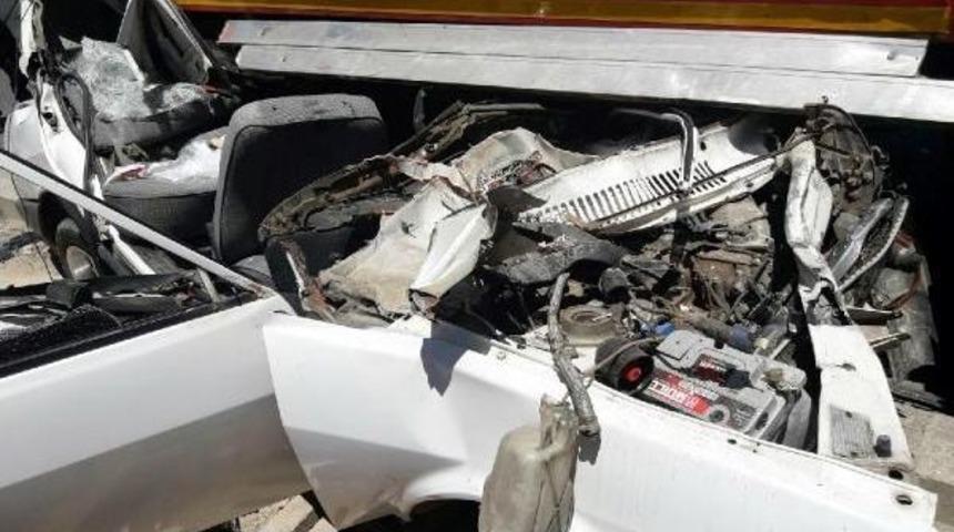 Park Halindeki Kamyona &Ccedil;arpan Otomobilin S&uuml;r&uuml;c&uuml;s&uuml; &Ouml;ld&uuml;