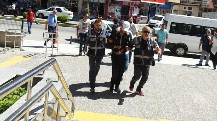 Bir Kadını &Ouml;ld&uuml;r&uuml;p, Bir Kişiyi Yaralayan Ş&uuml;pheli Teslim Oldu