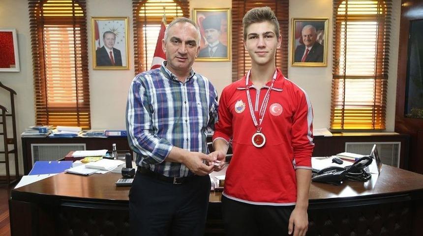 Kick Boks T&uuml;rkiye Şampiyonu&rsquo;ndan, Başkan Yılmazer&rsquo;e Ziyaret