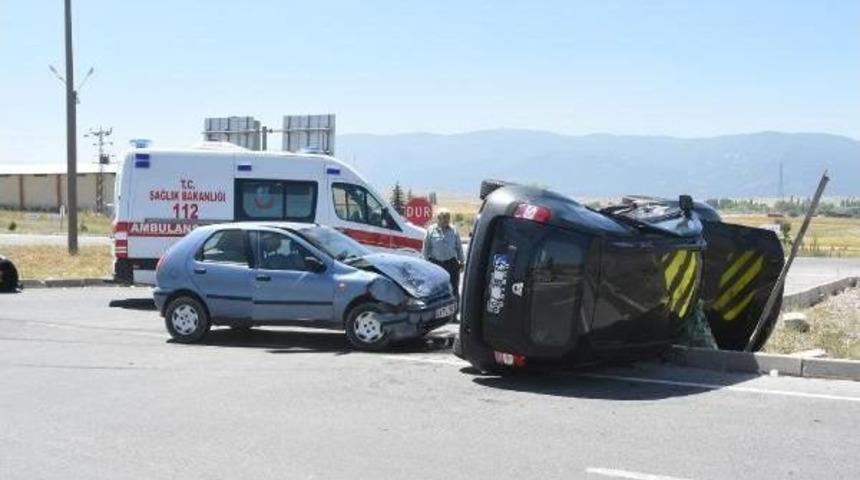 1 G&uuml;nl&uuml;k Bebekleriyle Eve D&ouml;nerken Kazada Yaralandılar