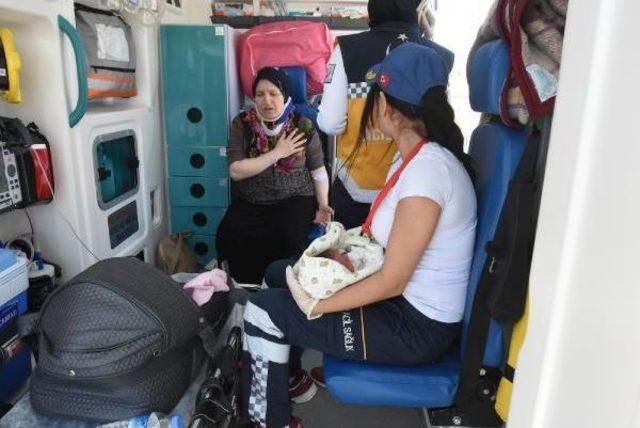 1 Günlük Bebekleriyle Eve Dönerken Kazada Yaralandılar