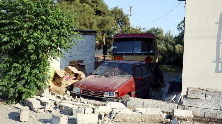 Antalya&rsquo;da Akaryakıt Tankeri Evin Bah&ccedil;esine Daldı