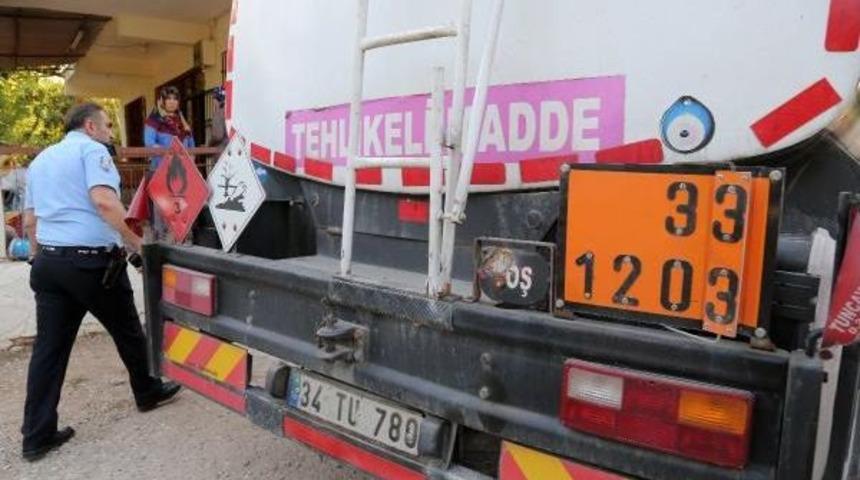 Bah&ccedil;e Duvarını Yıkan Tanker, Park Halindeki Aracı Ezdi