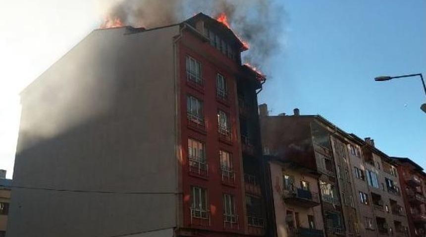Tutuşan Isı Yalıtımı Apartmanı Yaktı