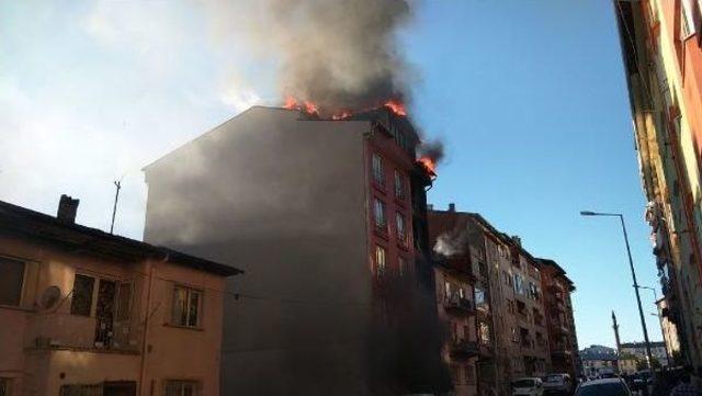 Tutuşan Isı Yalıtımı Apartmanı Yaktı