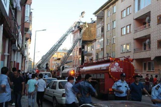 Tutuşan Isı Yalıtımı Apartmanı Yaktı